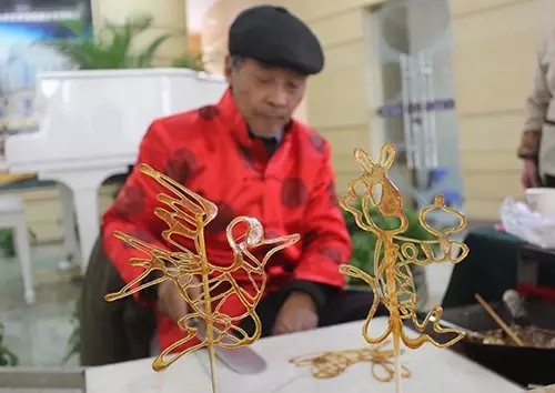 歡樂(lè)中國(guó)年 幸福東外灘 花式糖畫(huà)DIY開(kāi)啟傳統(tǒng)工藝新篇章